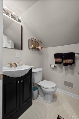 9842 Coventry Lane, St Louis, MO 63123