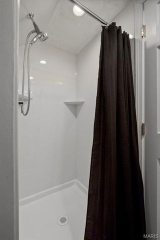 9842 Coventry Lane, St Louis, MO 63123