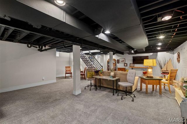 9842 Coventry Lane, St Louis, MO 63123