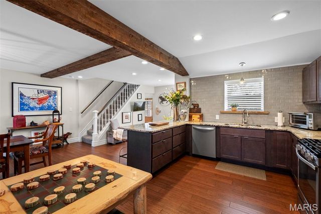 9842 Coventry Lane, St Louis, MO 63123