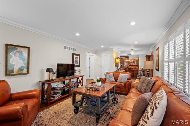 9842 Coventry Lane, St Louis, MO 63123