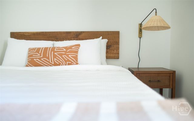 1 E Gordon Street 2, Savannah, GA 31401