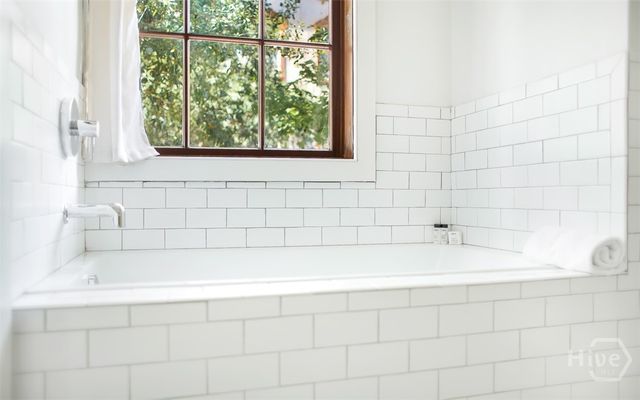 1 E Gordon Street 2, Savannah, GA 31401