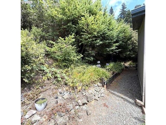 98041 HALLWAY Rd 37, Brookings, OR 97415