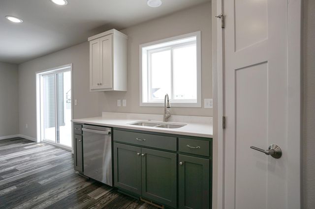 8068 Goldfinch Drive, Horace, ND 58047