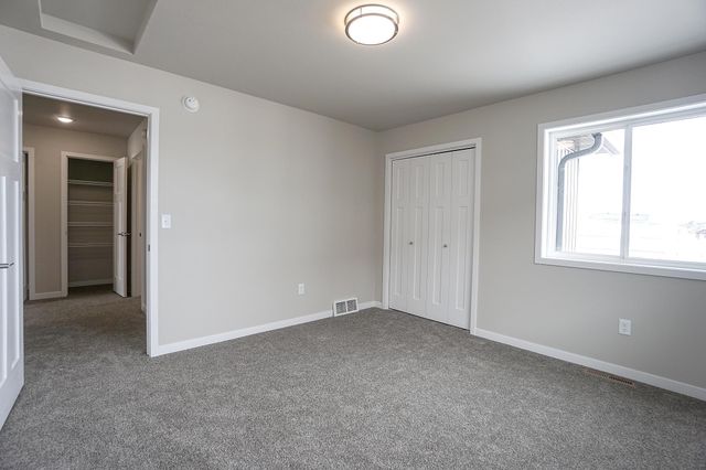 8068 Goldfinch Drive, Horace, ND 58047