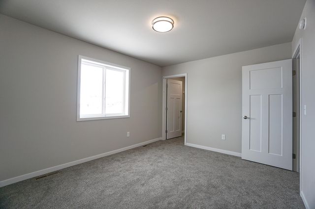 8068 Goldfinch Drive, Horace, ND 58047