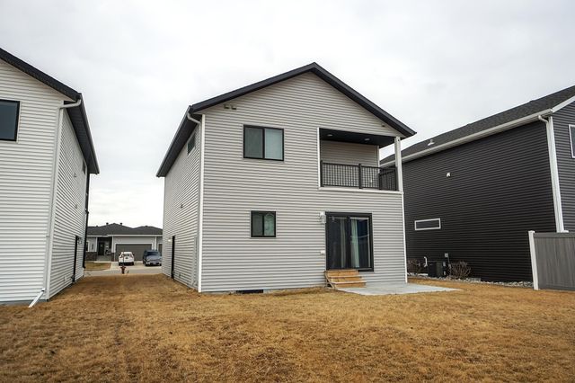 8068 Goldfinch Drive, Horace, ND 58047