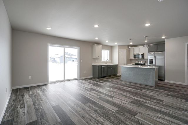 8068 Goldfinch Drive, Horace, ND 58047