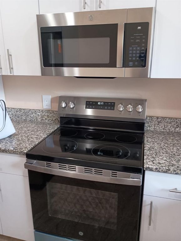 Image 4 of property listing at 6905 LONGMEADE LANE, Orlando, FL 32822