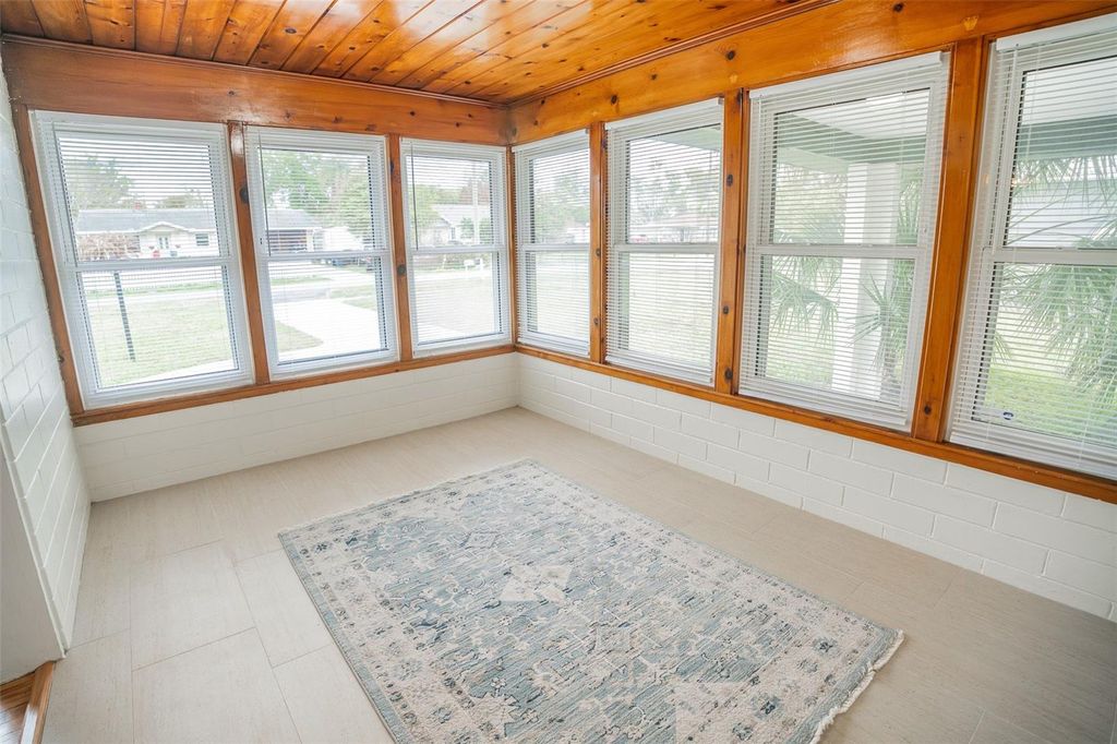 Image 7 of property listing at 121 LEON AVENUE, Deland, FL 32720