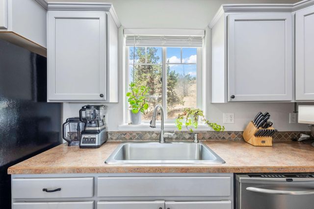 558 SW Cedar Hill Drive, Madras, OR 97741