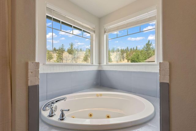 558 SW Cedar Hill Drive, Madras, OR 97741