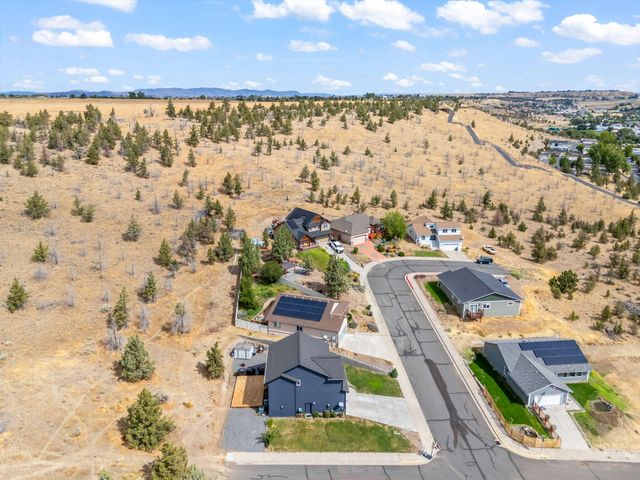 558 SW Cedar Hill Drive, Madras, OR 97741