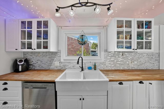7520 Sloan Street, Taylor, MI 48180