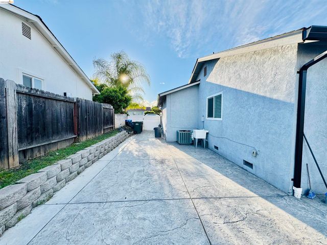 19 Huntington Cir, Pittsburg, CA 94565