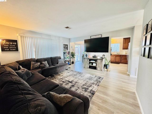 19 Huntington Cir, Pittsburg, CA 94565