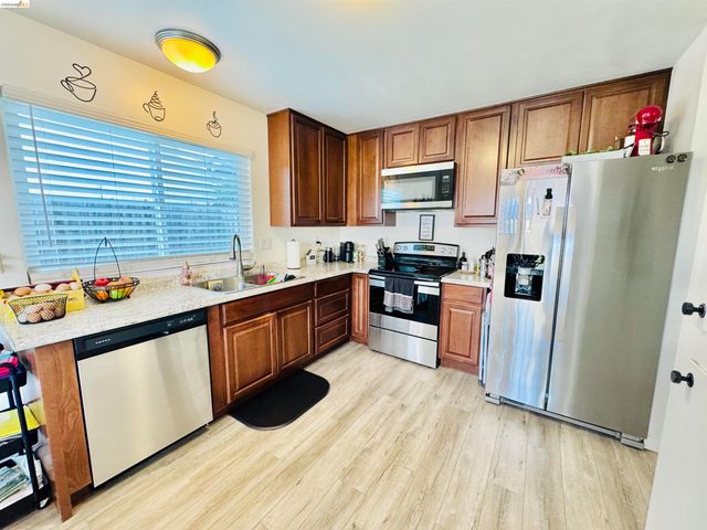19 Huntington Cir, Pittsburg, CA 94565