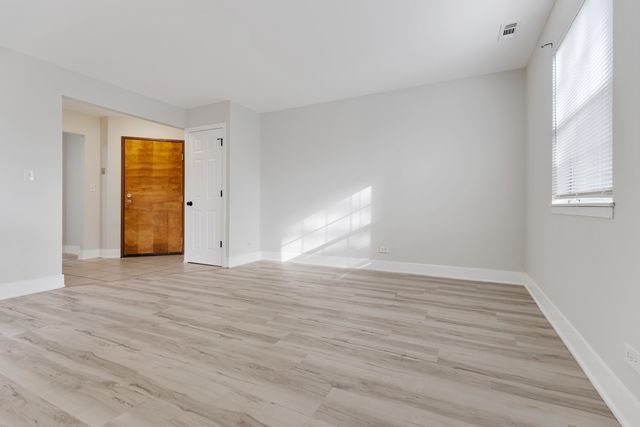 3 N Victoria Lane B, Streamwood, IL 60107