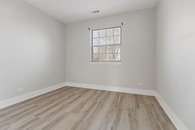 3 N Victoria Lane B, Streamwood, IL 60107