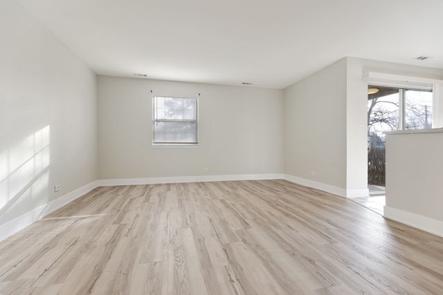 3 N Victoria Lane B, Streamwood, IL 60107