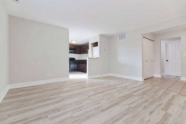 3 N Victoria Lane B, Streamwood, IL 60107