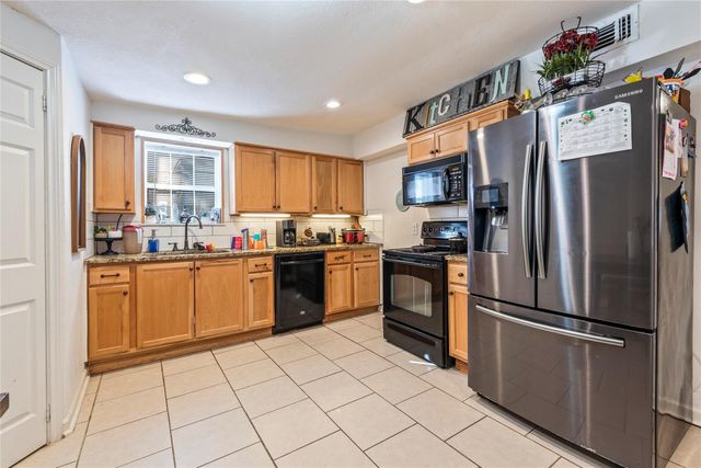 809 12th Avenue N, Texas City, TX 77590