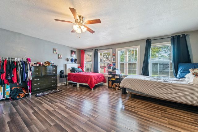 809 12th Avenue N, Texas City, TX 77590