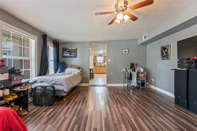 809 12th Avenue N, Texas City, TX 77590