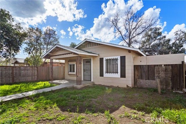2521 P, Bakersfield, CA 93301