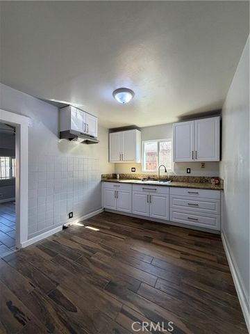 2521 P, Bakersfield, CA 93301