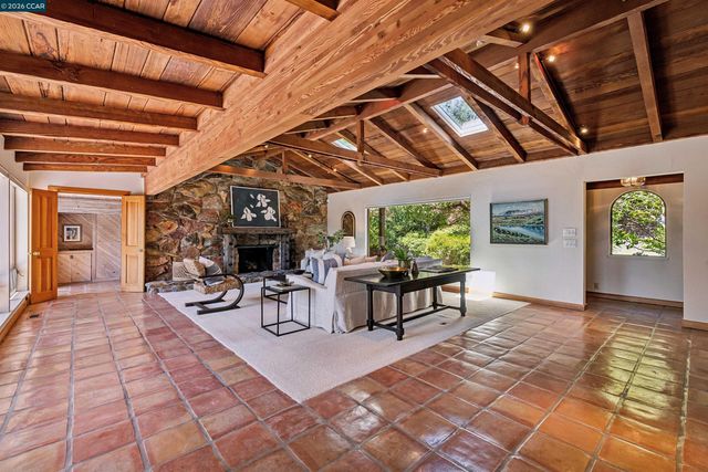 90 Overhill Rd, Orinda, CA 94563