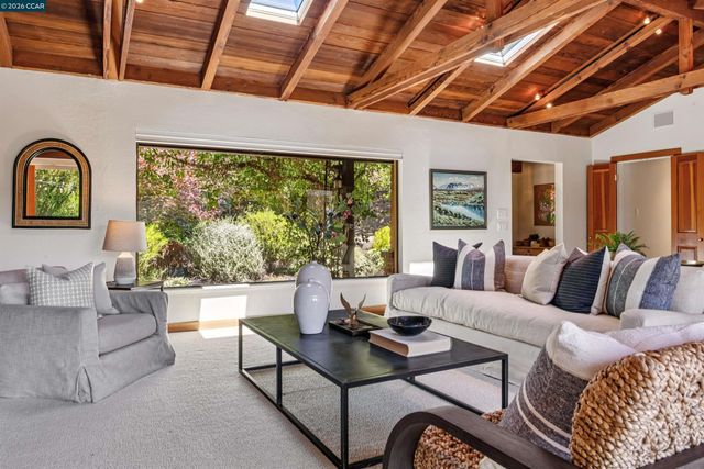 90 Overhill Rd, Orinda, CA 94563