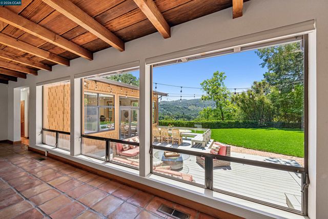 90 Overhill Rd, Orinda, CA 94563