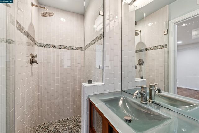 90 Overhill Rd, Orinda, CA 94563
