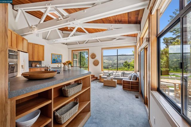 90 Overhill Rd, Orinda, CA 94563