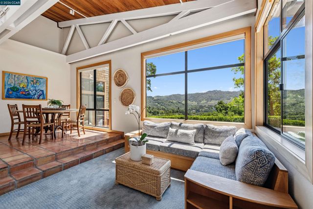 90 Overhill Rd, Orinda, CA 94563