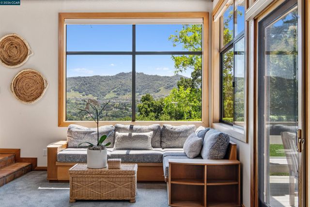 90 Overhill Rd, Orinda, CA 94563