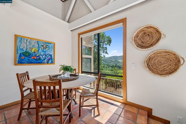 90 Overhill Rd, Orinda, CA 94563