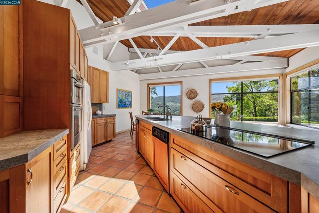 90 Overhill Rd, Orinda, CA 94563