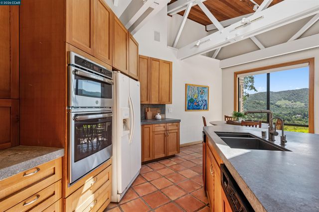 90 Overhill Rd, Orinda, CA 94563