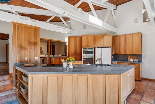 90 Overhill Rd, Orinda, CA 94563