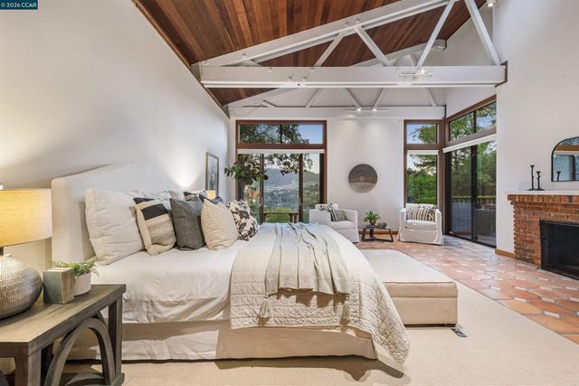 90 Overhill Rd, Orinda, CA 94563