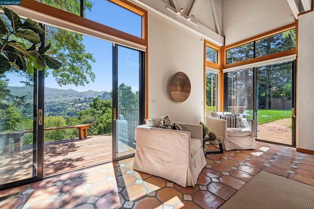 90 Overhill Rd, Orinda, CA 94563