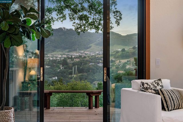 90 Overhill Rd, Orinda, CA 94563