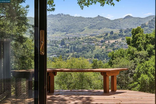 90 Overhill Rd, Orinda, CA 94563