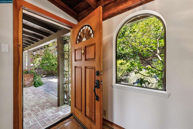 90 Overhill Rd, Orinda, CA 94563