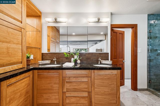 90 Overhill Rd, Orinda, CA 94563