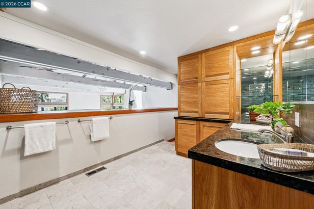 90 Overhill Rd, Orinda, CA 94563