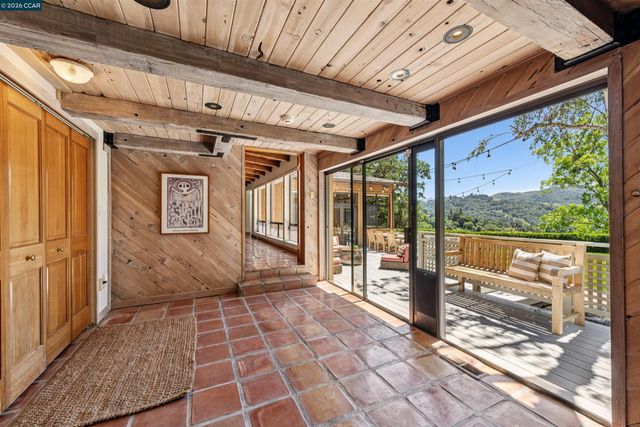 90 Overhill Rd, Orinda, CA 94563